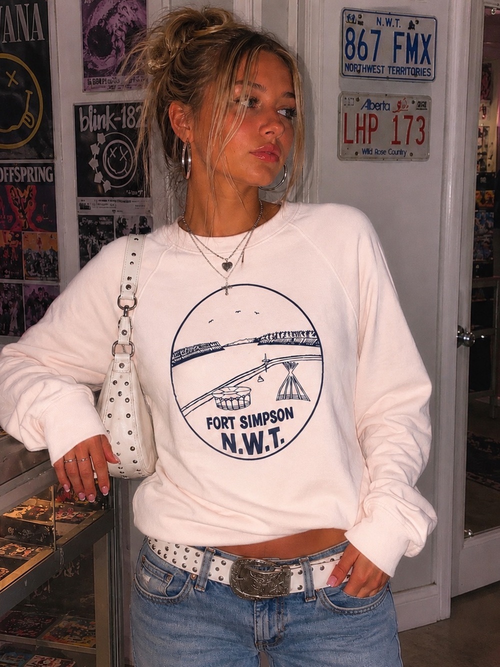 VTG Y2K Graphic crew neck peach Fort Simpson XL sweatshirt pullover fleece EUC